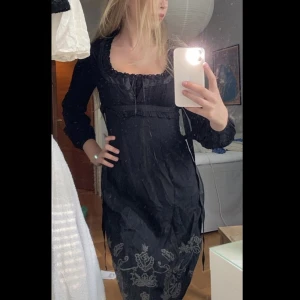 Klänning - Svart vintage klänning i en blus liknande modell, fina detaljer som broderi, siden band och fina sömmar 🖤
