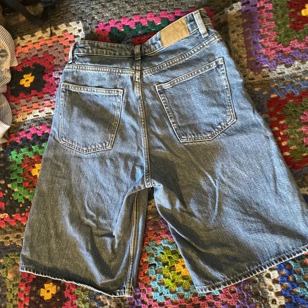 Säljer dessa snygga Bermuda jeansshorts från Monki. De är i ganska bra skick men har tvättats några gånger och går ner till knäna på mig som är 165cm. Shorts.