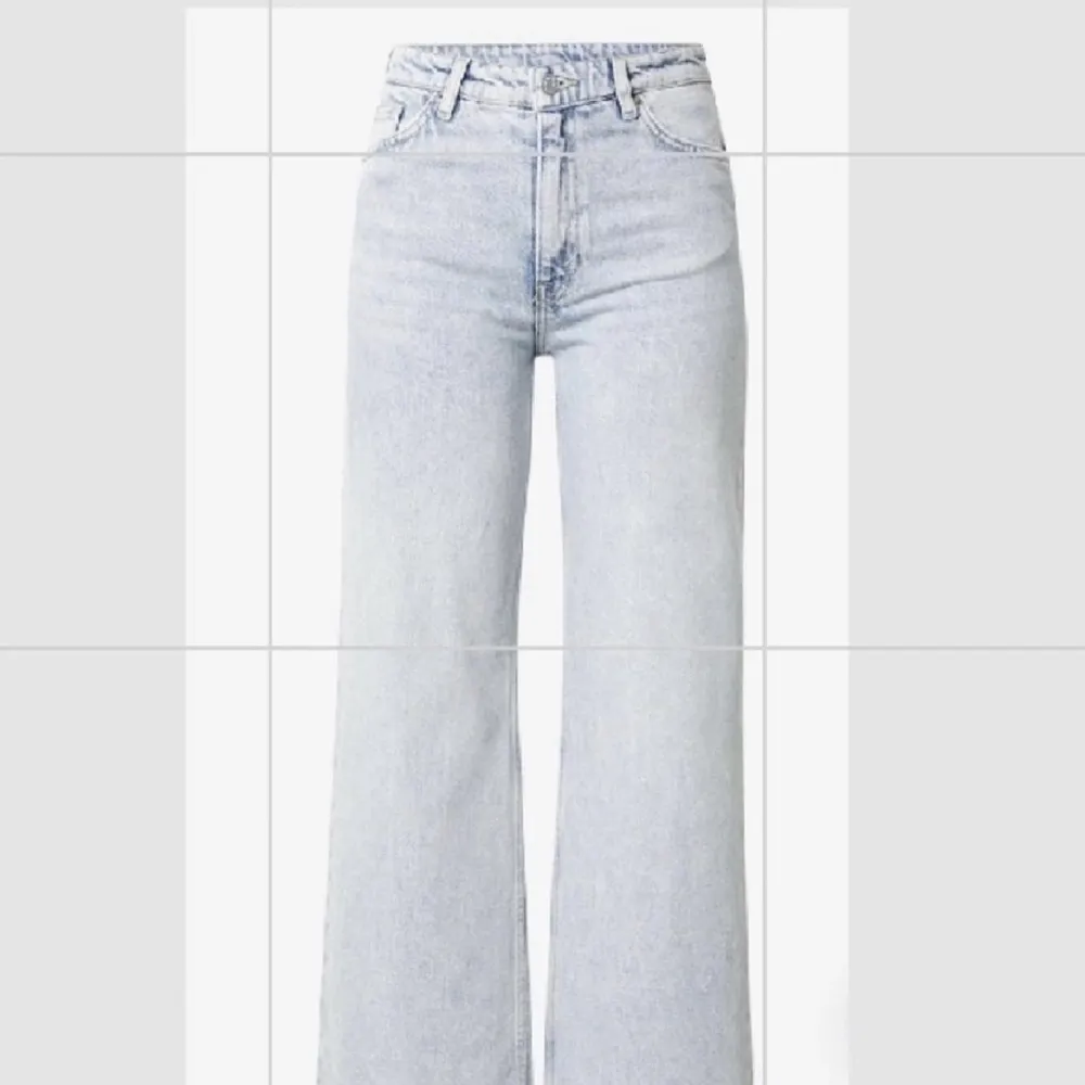 Säljer mina MONKI ”Yoko” jeans i storlek 24 (XS). Använd fåtal gånger och mycket bra skick. Pris 150kr+frakt . Jeans & Byxor.