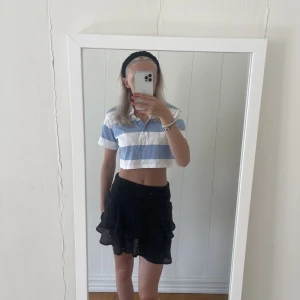 Topp - Croppad topp i fint skick, använd några gånger!!💙
