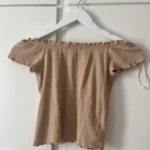 En jätte fin ribbad beige off shoulder topp😊