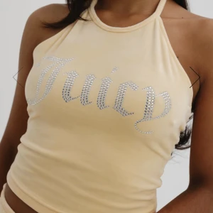 Juicy couture top - Säljer mitt jätte fina juicy linne då den var alldeles för stor på mig. Har endast använt inne en gång för att prova den💖. Köpt från juicy coutures egna hemsida nytt Pris 450kr mitt pris 150. Skriv för bilder💖