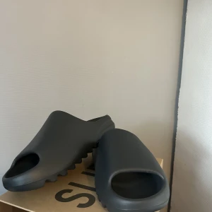 yezzes slides - Säljer nu mina helt nya slides. Kartong medföljer. 