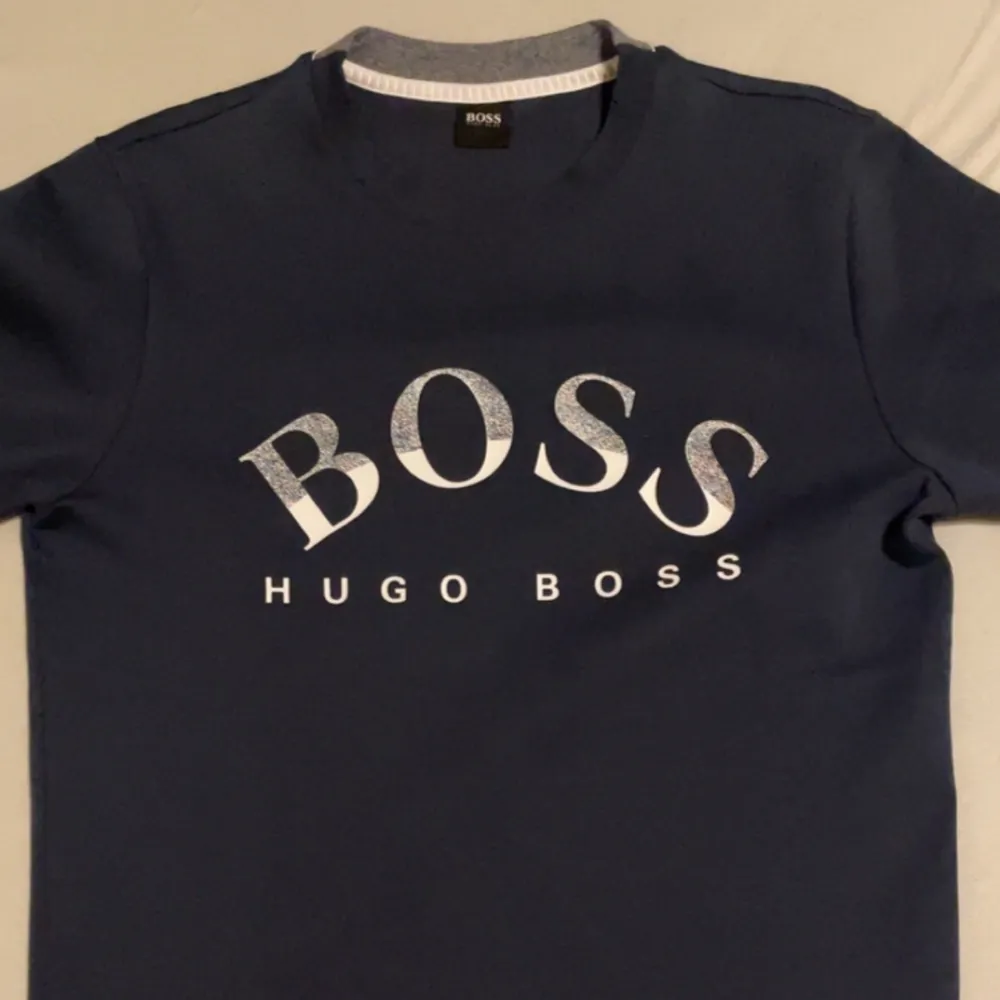 Säljer min Hugo boss tröja som jag inte kan använda längre pga storleken. Storlek S Pris: 500kr  (slutsåld vara på boozt)  Priset varieras pga frakten.. Tröjor & Koftor.