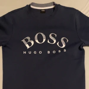 Hugo boss tröja  - Säljer min Hugo boss tröja som jag inte kan använda längre pga storleken. Storlek S Pris: 500kr  (slutsåld vara på boozt)  Priset varieras pga frakten.