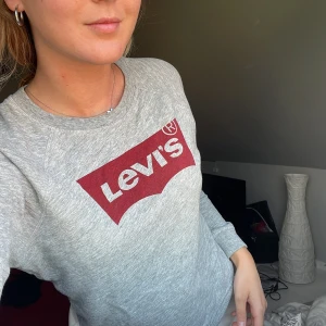 Levis sweatshirt - Grå levi’s tröja i storlek M, sparsamt använd i fint skick. Sitter mer som en S än M🫶