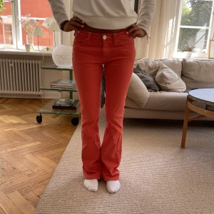 Coola orangea jeans👏🏻❤️ - Märket är lee och modellen 167😍