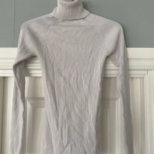 Långärmad tröja med polokrage - Stretchig, ljusgrå 