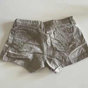 Jeans shorts lågmidjade  - Så fina lågmidjade jeansshorts med detaljer på bakfickorna som tyvärr är för stora för mig. Size 7. Uppskattar de till en storlek S