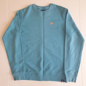 Dickies Sweatshirt  - Ljusblå/turkosa sweatshirt från dickies. Supersnygg så hoppas den ska komma till användning hos någon annan. Kan skicka fler bilder och tänka mig sänka priset. Hör av dig vid intresse!