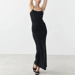 svart långklänning  - Svart långklänning ifrån Gina. Jätte skönt material och som ny. Slutsåld på hemsidan.