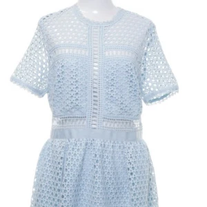 Emily dress från Bymalina - Emily dress från Bymalina i ljusblått som inte finns längre! Endast använd en gång så i superfint skick 🥰storlek M! Nypris 2495kr, säljer för 1500kr