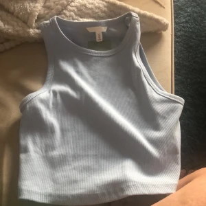 Ribbad topp - Säljer en kort ribbad topp ny och oanvänd 