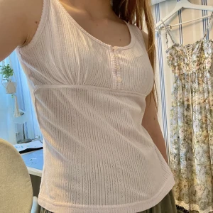 Pointelle linne - Ett dainty rosa pointelle linne 💗 Urgulligt med band och små knappar. Köpt secondhand i bra skick