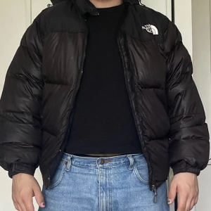 Peak performance jacka svart - Snygg peak performance pufferjacket med luva. Passar bra på både kvinnor och män. Finns två fläckar som mestadels bara syns med blixt, på baksidan av båda underarmarna. Fickornas dragkedja går inte att stänga :) Annars i fint skick