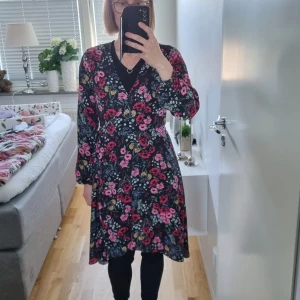 Omlottklänning Gina Tricot.  - Omlottklänning från Gina Tricot. Strl S, men pazsar oxå större iom omlott. Inga anmärkningar. Polyester. 