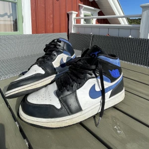 Jordans, mid blue  - Säljer mina jordans som är köpta för ett år sedan. Mycket bra skick då de ej är creasade något. Storlek 43. Säljer pga för små för mig.