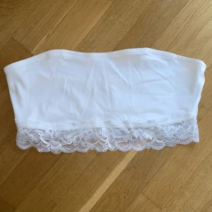 Vit topp - Vit topp från Ginatricot storlek XL, oanvänd 