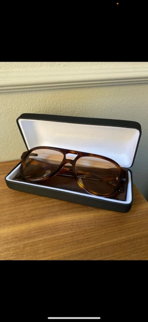 Corlin solglasögon - Helt nya oanvända Corlin Gelo Cinnamon säljes pga dubbletter, nypris 1199kr Mitt pris 800kr