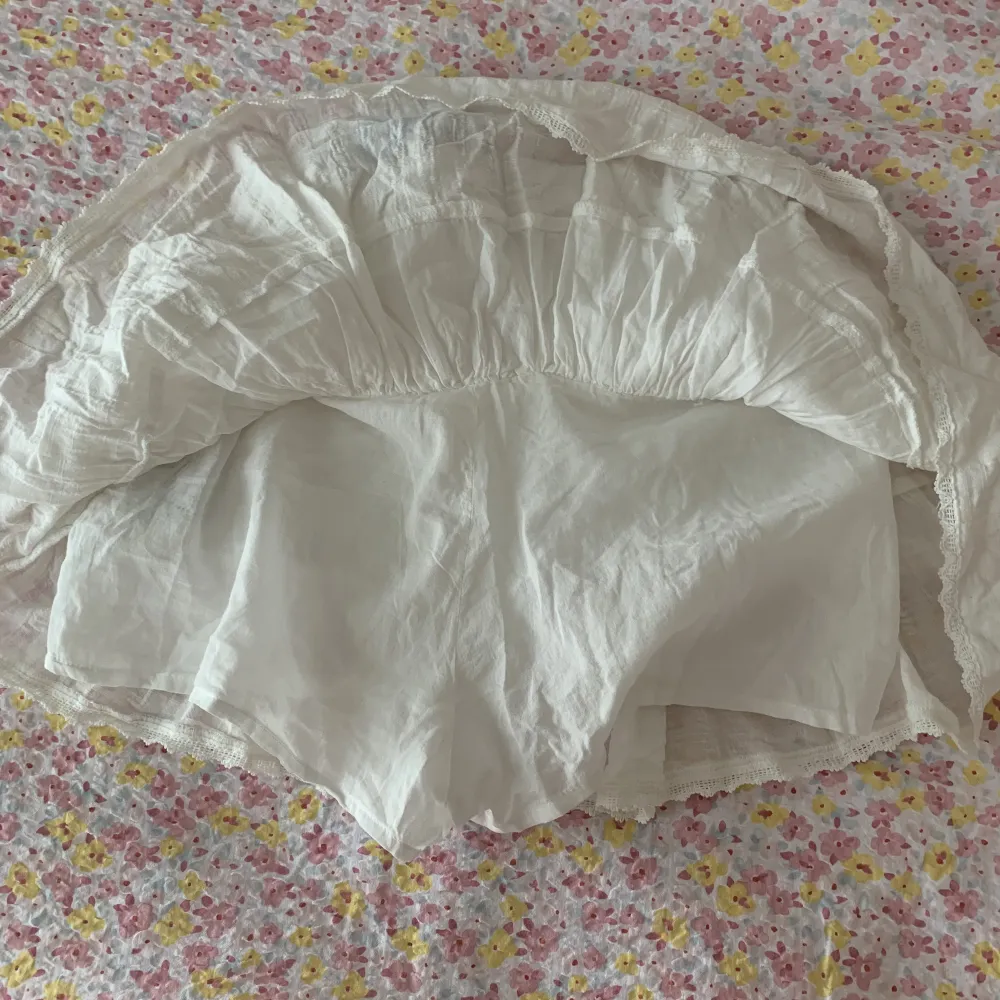 väärldens sötaste vita kjol från Pull & bear men köpt på Sellpy! Superbra skick fick hem den idag men var för kort för mig som är 175 cm tyvärr. Så säljer därför vidare! Nu är den lite skrynklig men man kan stryka. Inbyggda shorts!! ❤️❤️❤️KÖP DIREKT FÖR 300 . Kjolar.