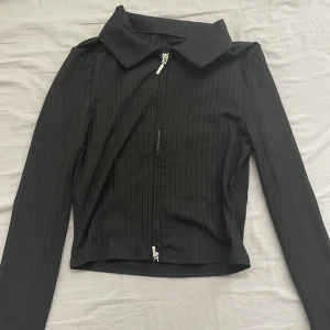 Topp - Svart topp med dragkedja och krage, kanopt använd