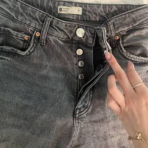 Mom jeans - Mom jeans med slitningar längst ner. Frakt tillkommer 💓