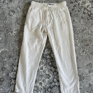 Linnebyxor i fint skick - Ett par linne byxor i väldigt fint skick utan några fläckar eller hål, säljer dessa för dom börjar att bli för små nu  Storlek: S 