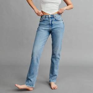säljer dessa jeansen i straight leg model från gina tricot, strl 36❤️