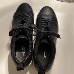 Vagabond skor - Säljer dessa fina vagabond skor i storlek 40 då jag inte kan ha dom för de gör ont, köpte dom för 1200kr och säljer dom för 600. Har endast testat skorna så dom är aldrig använda. Köparen står för frakt