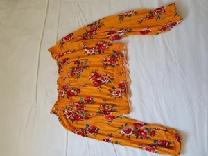 Sommrig magtopp - Topp med bar mage och stretching över axlarna. 