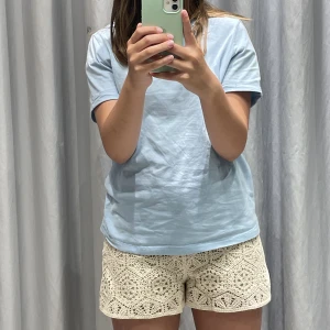 Blå t shirt - Jättefin blå t shirt från vero Moda som är perfekt till sommaren. Har ett litet hål på axeln, skicka för bild. Fri frakt i 2 veckor!! 