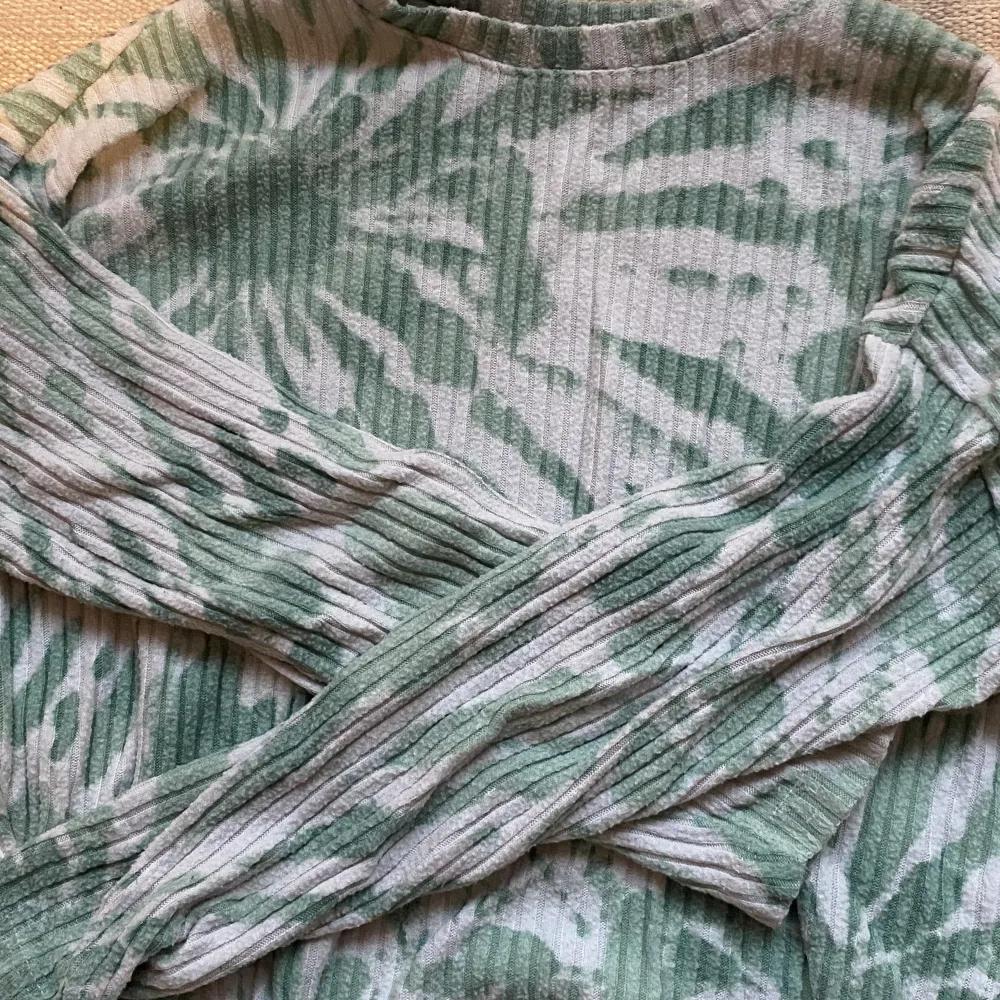 En grönvit långärmad tröja som sitter såhär på mig som har storlek XS. Väldigt sjön och fin och väl använd men nu för liten🤗 bara att ställa frågor❤️❤️. Tröjor & Koftor.