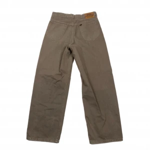 Lee byxor - Beigea byxor från Lee x Weekday. Snygg fit. Lite fläckiga på framsidan men det går säkert bort när de tvättas 