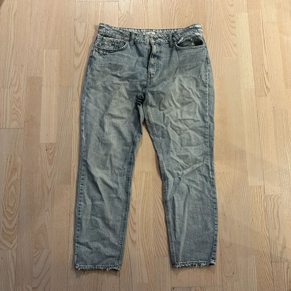 Jeans från river island  Storlek 42  Nästan aldrig använd Köpare står för frakt . Jeans & Byxor.