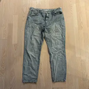 Jeans från river island  Storlek 42  Nästan aldrig använd Köpare står för frakt 