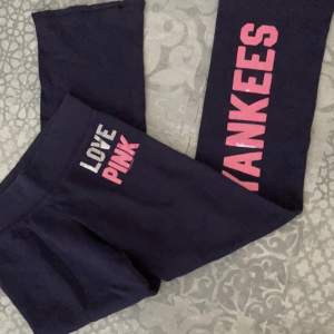 Lila och rosa Victoria’s Secret PINK NY Yankees mjukisbyxor! Jättesnygga och väldigt bra skick. 💛Ge gärna prisförslag! Innerbenslängd: ca 75cm Midja: 39cm rakt över 