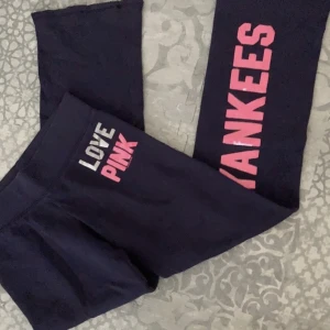 PINK VS mjukisbyxor - Lila och rosa Victoria’s Secret PINK NY Yankees mjukisbyxor! Jättesnygga och väldigt bra skick. 💛Ge gärna prisförslag! Innerbenslängd: ca 75cm Midja: 39cm rakt över 