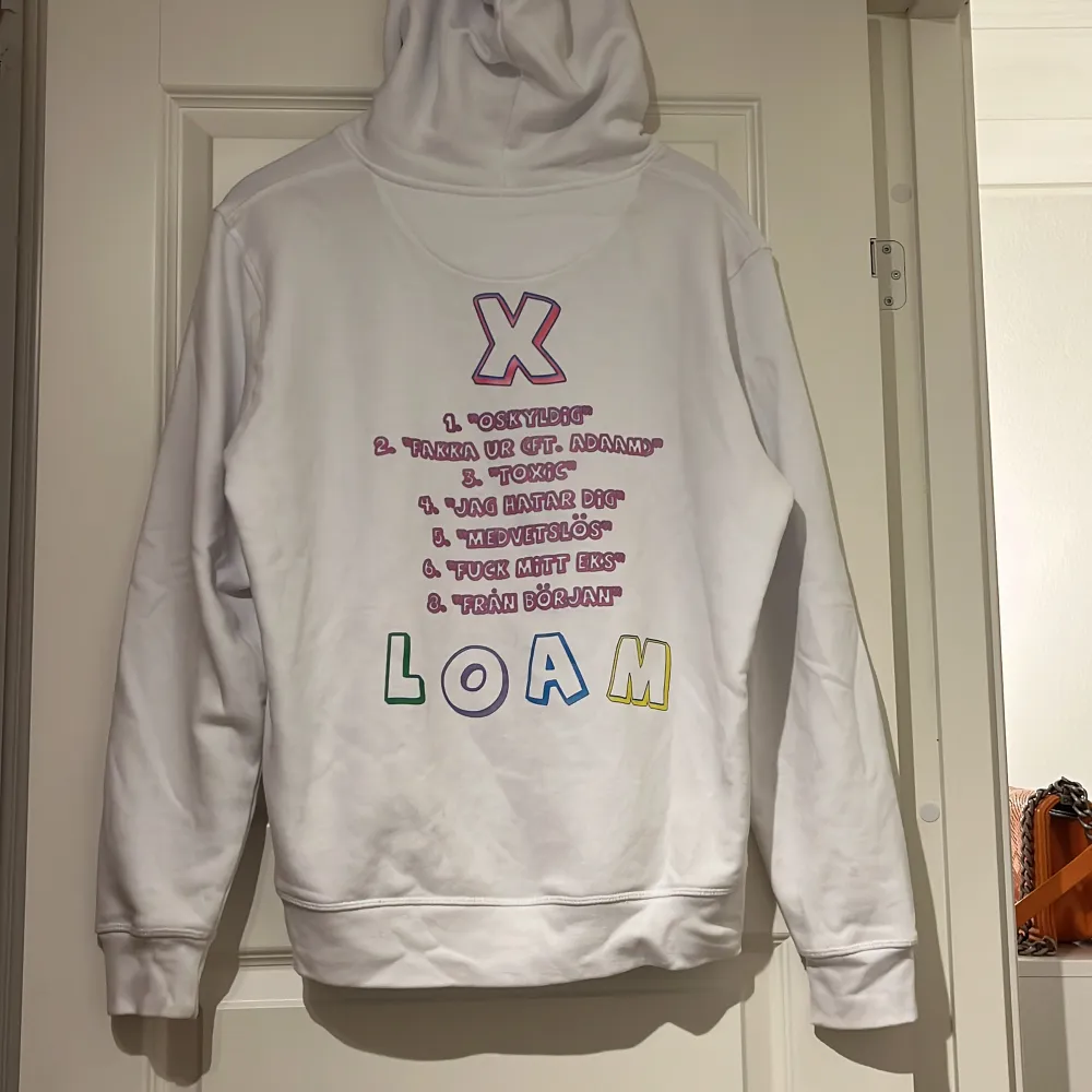 Unik Loam hoodie köpt för ca 1 år sen men aldrig använd ändast provad 1 gång. Alla låtar från hans album på ryggen.  Nypris ca 600kr  Kan gå ner i pris vid snabb affär:) . Hoodies.