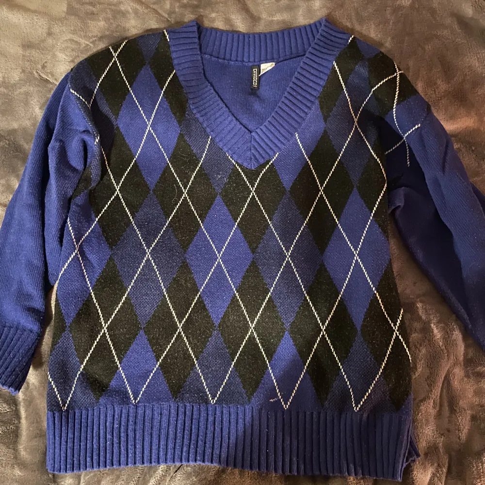 En fin blå varm tröja med mönster längst fram från hm ❤️ Den ser mycket mer sliten ut än vad den är på bilden men det är bara damm. Den har också en liten fläck med målarfärg men ska tvätta och skrapa bort den ❤️❤️. Hoodies.