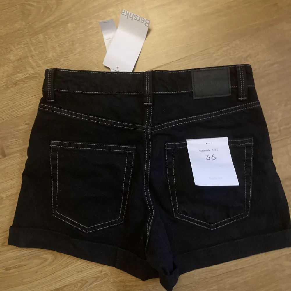 Säljer dessa helt oanvända jeansshortsen från Bershka! Supersnygga med fina sömmar som detalj 🫶🏻 . Shorts.