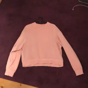 Ljusrosa/coralfärgad sweater från Weekday! Stor i storleken, lite använd och fint skick ❤️💗pris diskuterbart 🩷nypris 400