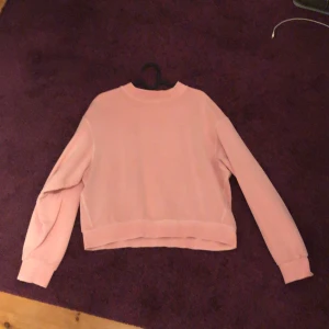 Rosa collegetröja - Ljusrosa/coralfärgad sweater från Weekday! Stor i storleken, lite använd och fint skick ❤️💗pris diskuterbart 🩷nypris 400