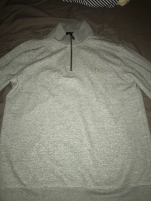Ralph lauren half zip - Ralph lauren half zip grå Väldigt fin  Använt nåra enstaka gånger