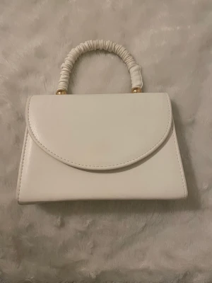 Vit väska - Gullig väska men som är lite fläckig