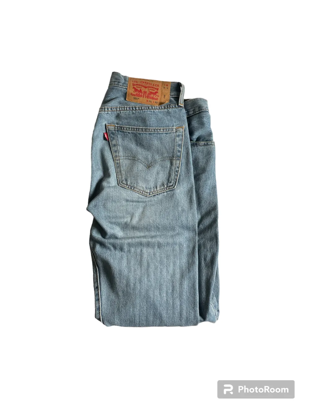 Blåa Levis Jeans med oversize passform. Nypris 1100kr. Skick 8/10. Tveka inte på att skriva vid funderingar👍. Jeans & Byxor.