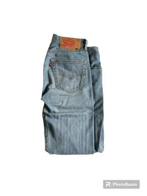 Blåa Levis Jeans med oversize passform. Nypris 1100kr. Skick 8/10. Tveka inte på att skriva vid funderingar👍
