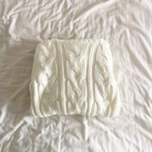 Underbar varm stickad tröja från Kiong Ye. Storlek S🤍