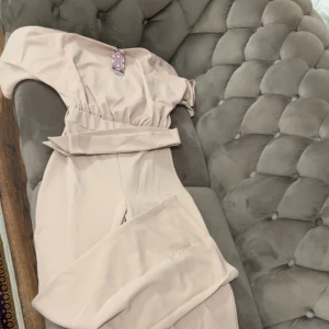 Jumpsuits  - Den är lång jätte snyggt, lappen är fortfarande på inte använd, den är från boohoo och kunde inte skicka tillbaka den
