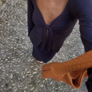 Designbysi topp med knytning  - Marinblå designbysi topp med knutning. Storlek Xs/S säljer för 300+frakt! Nyskick!! Skriv för fler bilder. 🩷🩷