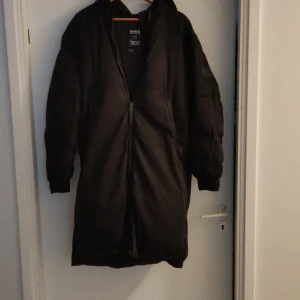 Svea dunkappa - Mörkblå dunkappa strl.S Längd 93 cm.  Nypris 1.100 kr